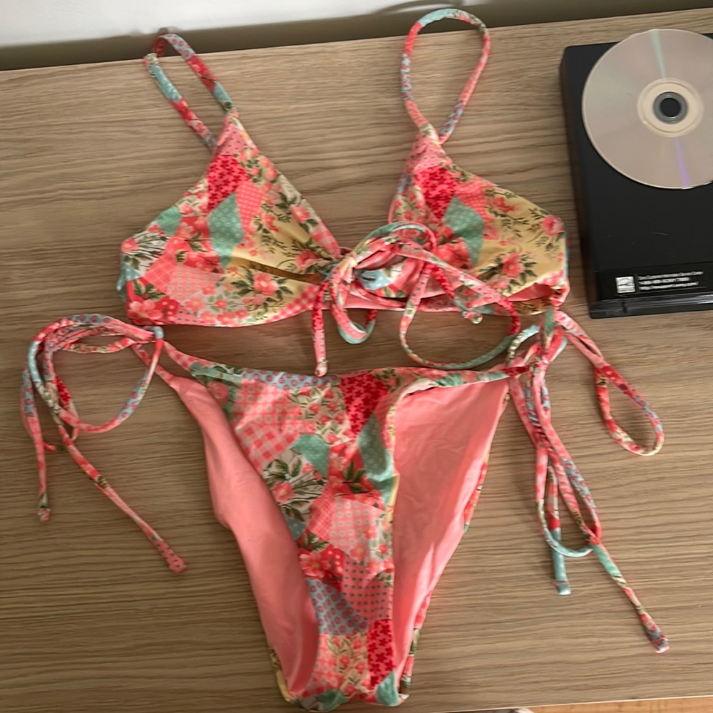 One one swimsuit. Top: L (runs small) Bottoms: M. Can be sold separately